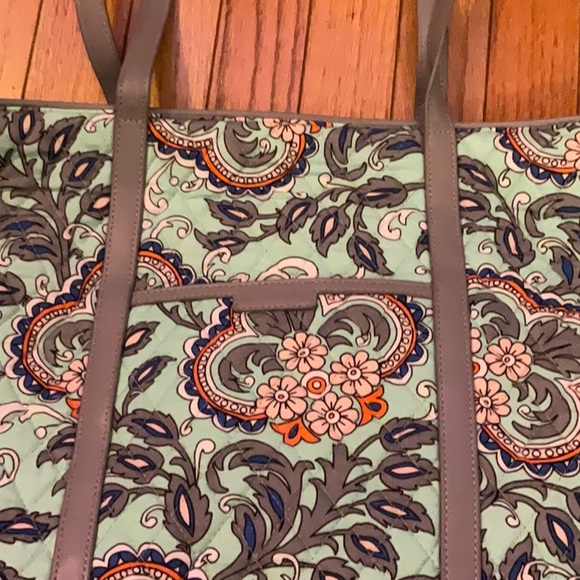 Vera Bradley small trimmed Vera with matching wallet. - Picture 3 of 4